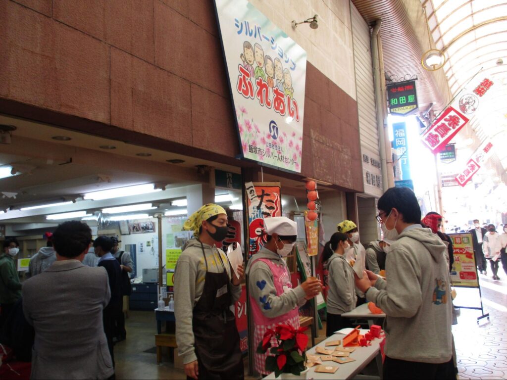 2022年、飯塚市商店街でのコラボ風景