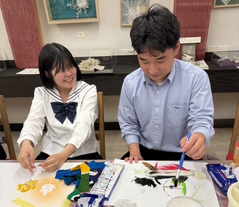 「商店街アーティストレジデンス」プロジェクト参加中の生徒たち