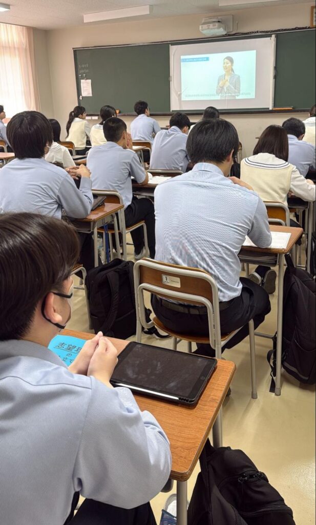 講師の説明を映像で視聴している生徒たち