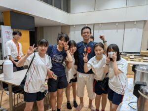 追い山終了後の直会（なおらい）では、参加者にカレーが振るまわれました