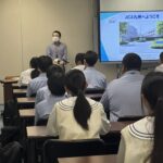 JICA職員の方からJICAの事業概要やJICA九州の取り組みについて講話を聞きました