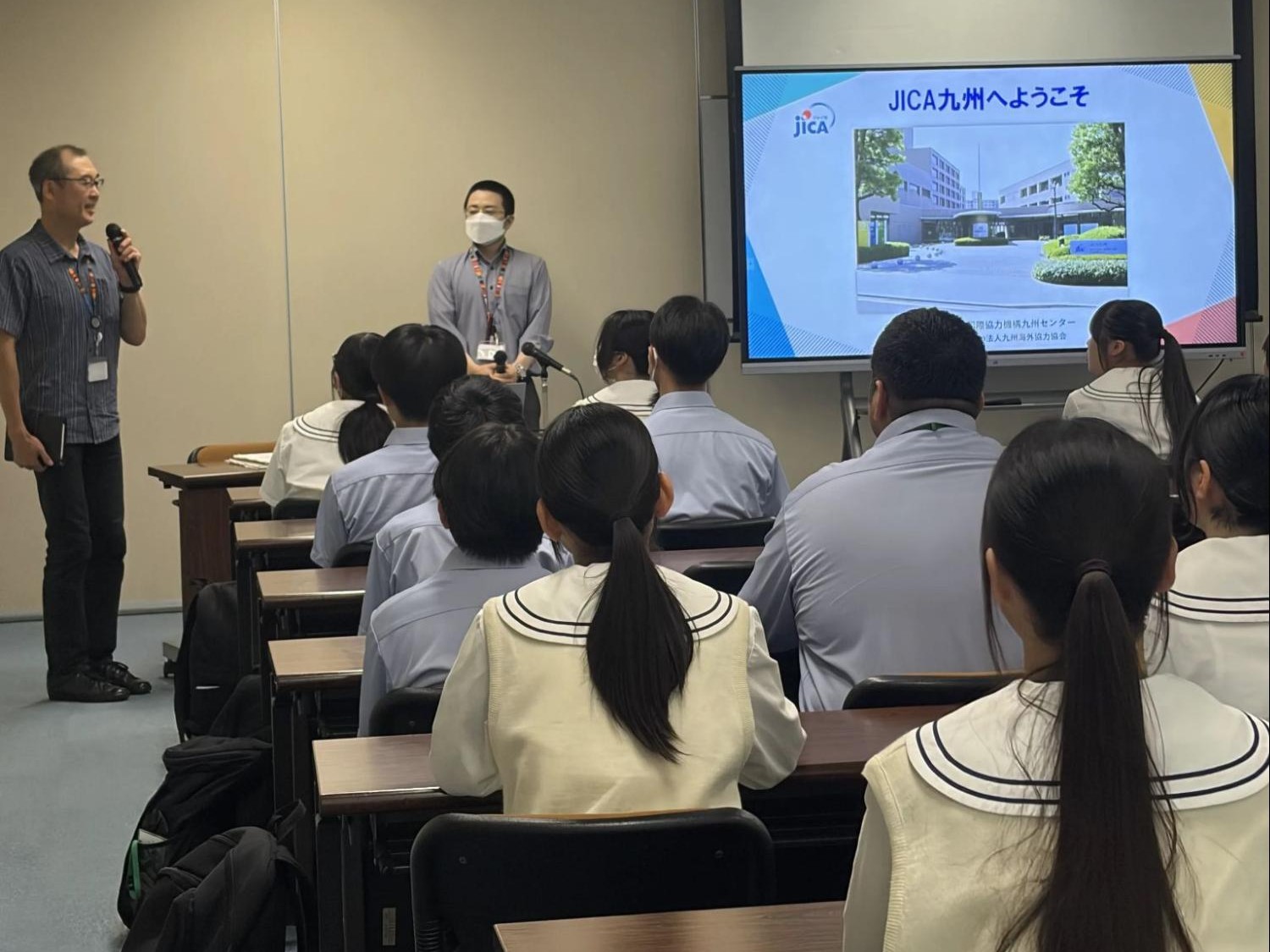 JICA職員の方からJICAの事業概要やJICA九州の取り組みについて講話を聞きました