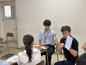 進路ガイダンスの様子（説明を聞く生徒2名）