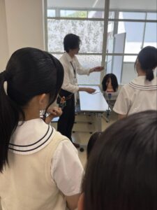 福岡美容専門学校の講座で、人毛を使ったマネキンを用いた美容技術実演の様子