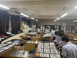 校内展の準備をする生徒たち