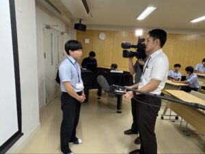 インタビューを受ける生徒