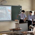行動経済学を英語で学び、発表する様子
