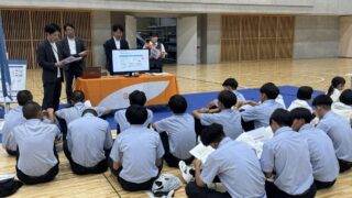 進路講演会・会社説明会の様子