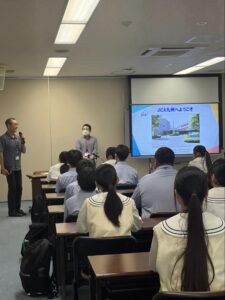 JICA職員の方からJICAの事業概要やJICA九州の取り組みについて講話を聞きました