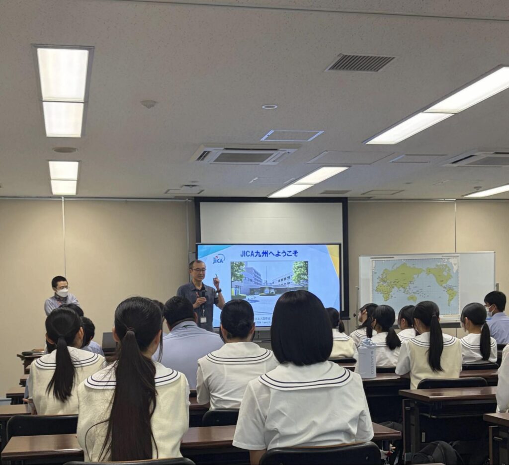 JICA職員の方からJICAの事業概要やJICA九州の取り組みについて講話を聞きました