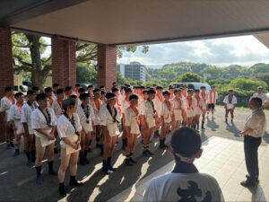 7月15日（水）の流舁き前に、総合校舎前に集まった参加者たち