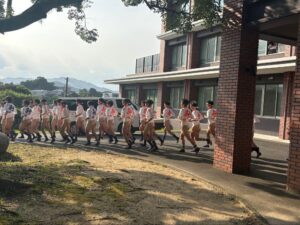 この日のスタート地点、新飯塚駅まで学校から走っていく