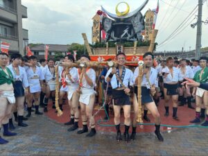 地域の方々と共にハナ棒を担当する生徒たち（左の2名）