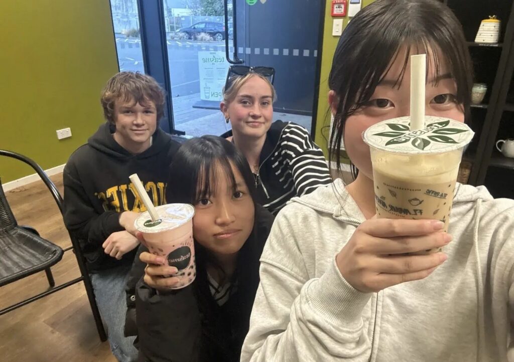 友人たちとお茶を楽しむ