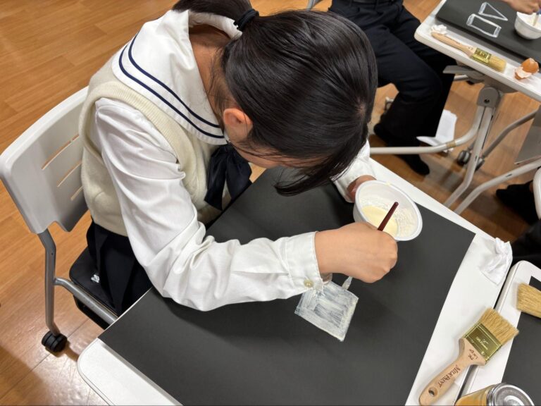 卵から絵具をつくる「テンペラ」の世界を体験