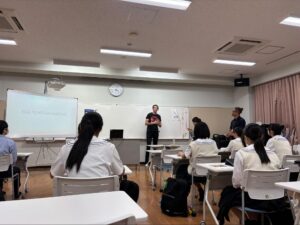 エッグテンペラについて説明するツァイスさん