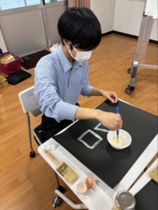 自分でつくった絵具を使い、自由に表現している
