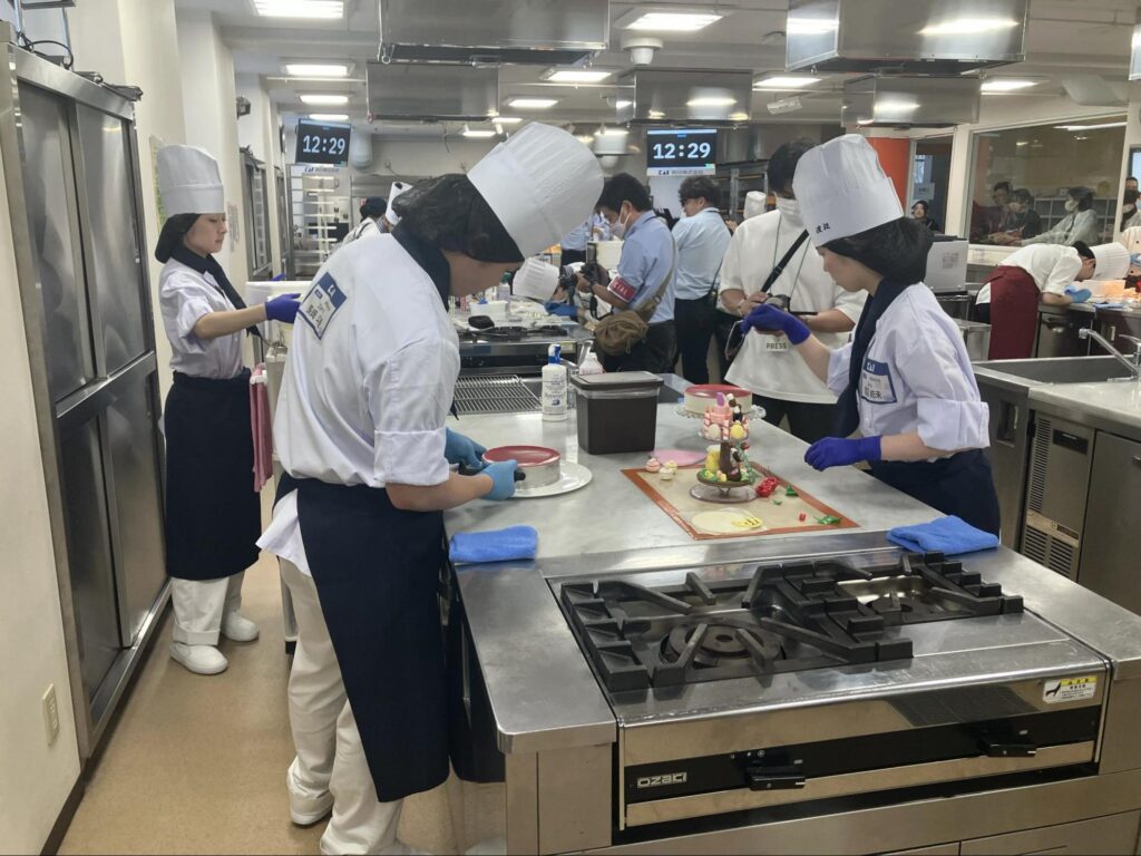 製菓部の生徒たち