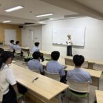 在校生に激励とアドバイスを送る、卒業生の（北九州市立大学）橋本陀門さん