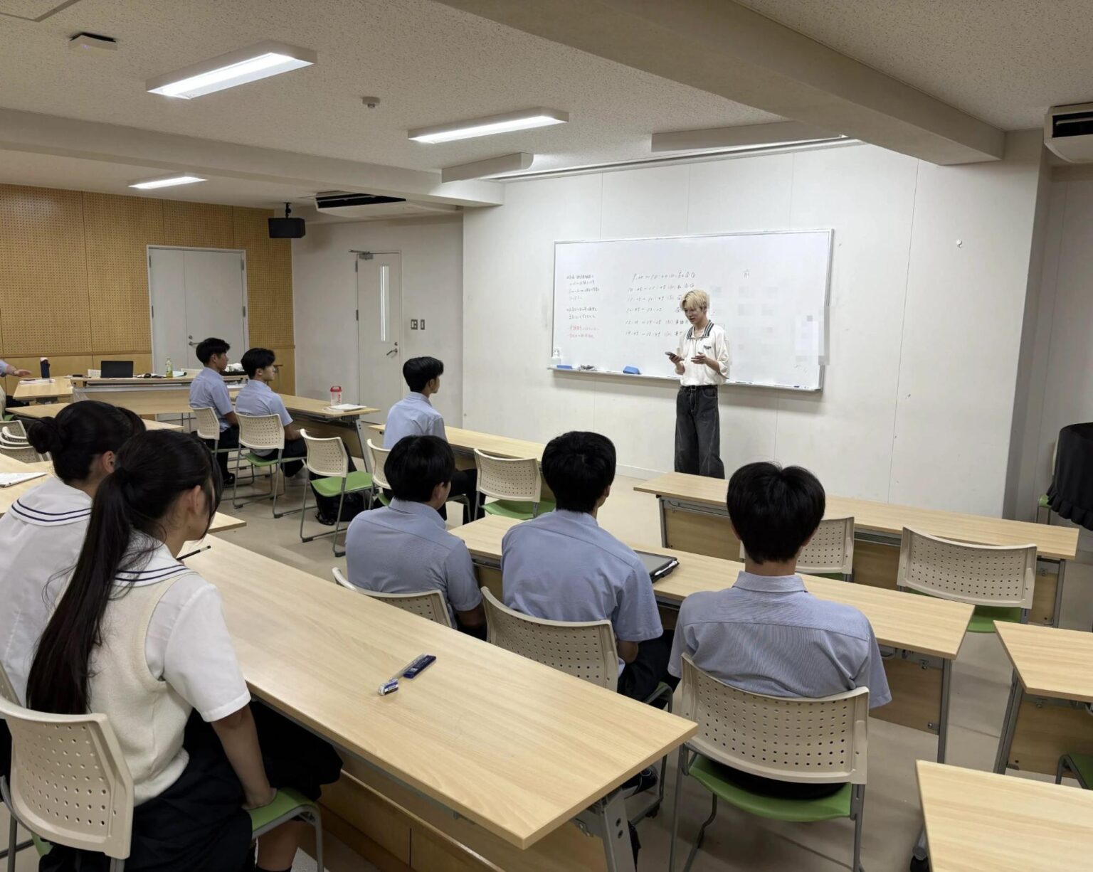 在校生に激励とアドバイスを送る、卒業生の（北九州市立大学）橋本陀門さん