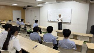在校生に激励とアドバイスを送る、卒業生の（北九州市立大学）橋本陀門さん
