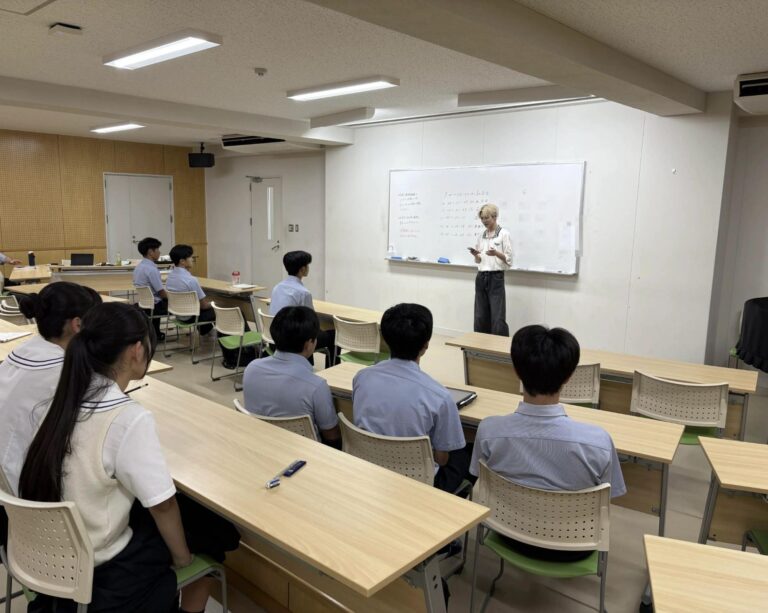 在校生に激励とアドバイスを送る、卒業生の（北九州市立大学）橋本陀門さん