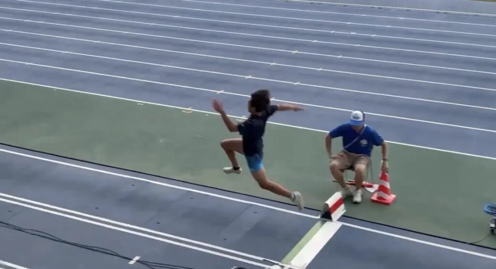 男子三段跳には、陸上部の安部蒼亮選手(3年)が出場