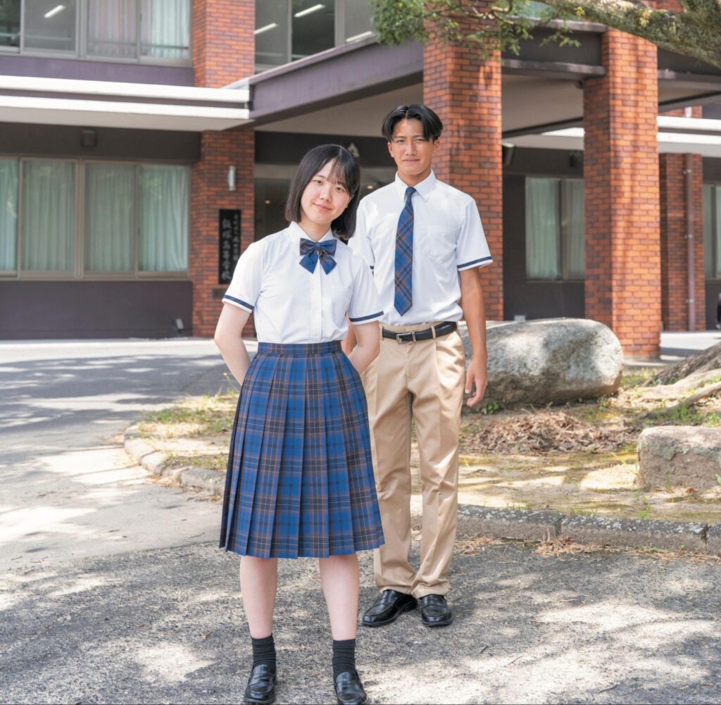 夏服を着た男子と女子生徒