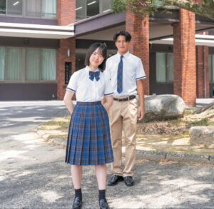 夏服を着た男子と女子生徒