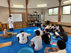 説明を受ける生徒たち