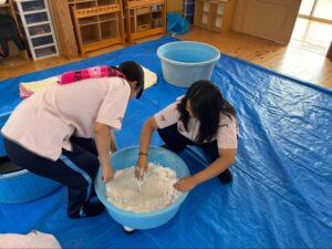 保育同好会の生徒がダイラタンシーを作成