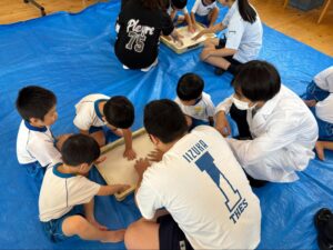 交流する保育同好会の生徒と園児たち