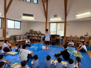 園児が分かるように話をする保育同好会の生徒