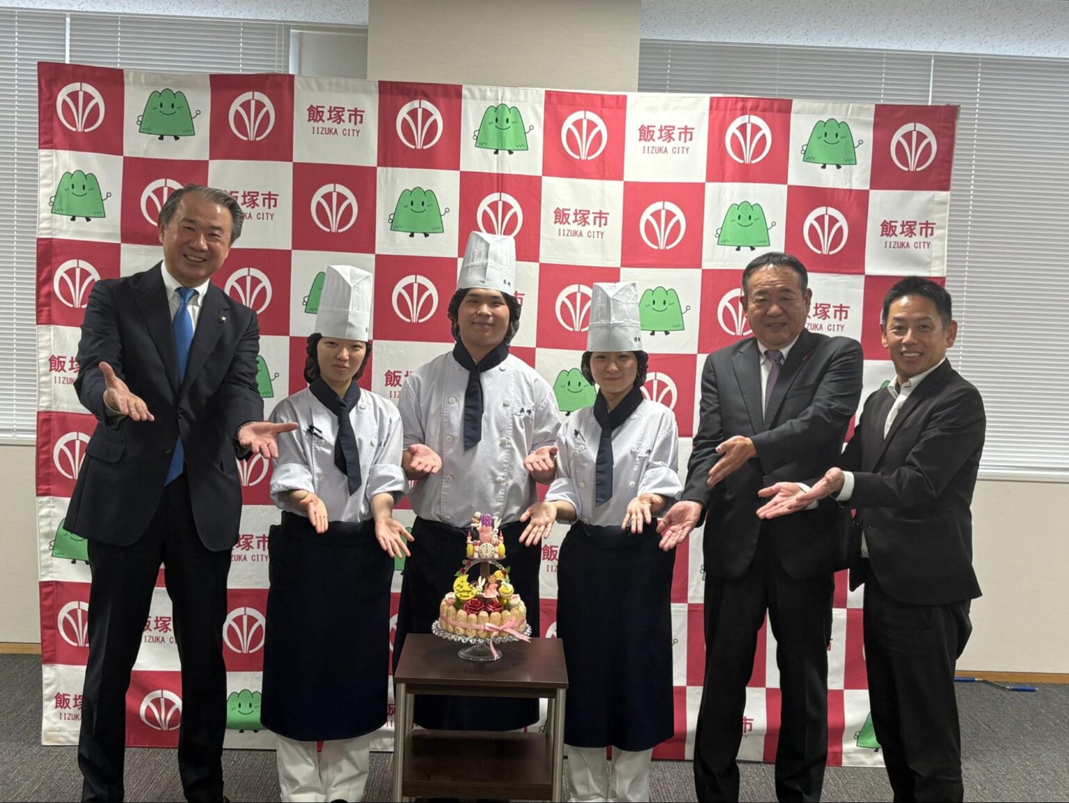 製菓部が飯塚市役所を表敬訪問