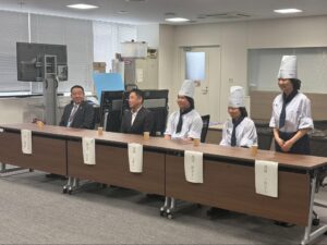 右から渡部さん、渡辺さん、長﨑さん、林田顧問、旭校長