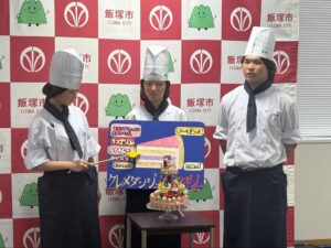 ケーキの説明をする3名