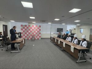 向かい合って座る様子