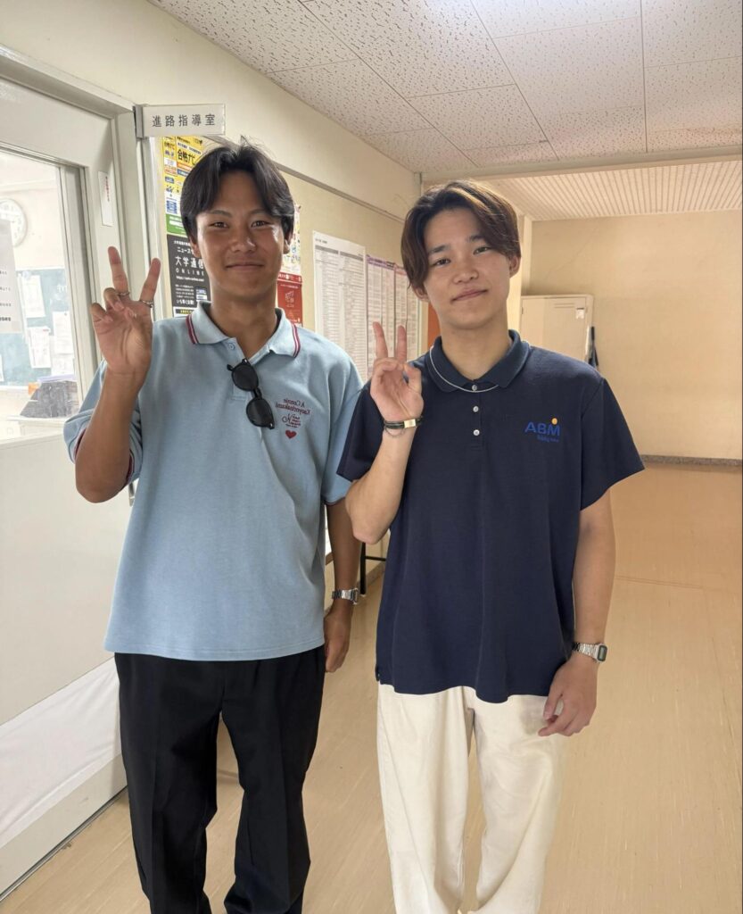 サッカー部同期で、ともに一般入試に取り組んだ恒松海吏さん(右)と、飯塚高校を訪れた際の記念写真