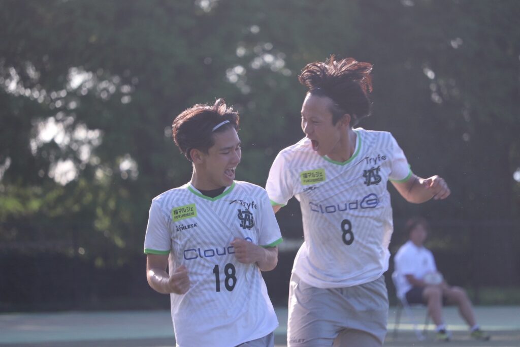 サッカーをしている大木さん