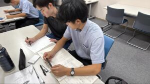 九州工業大学の学生からアドバイスを受ける様子