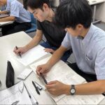 九州工業大学の学生からアドバイスを受ける様子