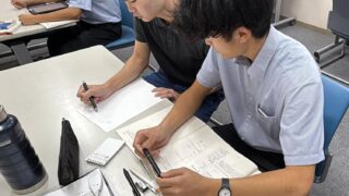 九州工業大学の学生からアドバイスを受ける様子