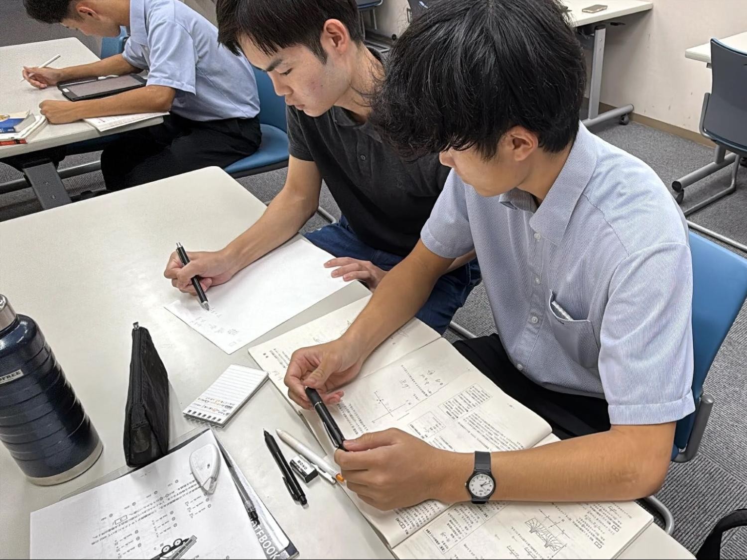 九州工業大学の学生からアドバイスを受ける様子