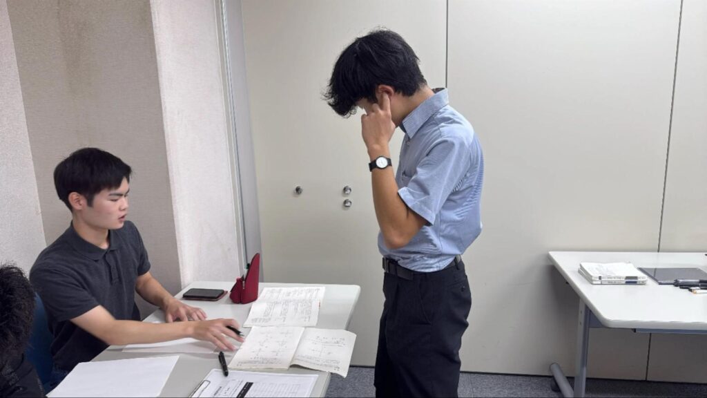 九州工業大学の学生からアドバイスを受ける様子