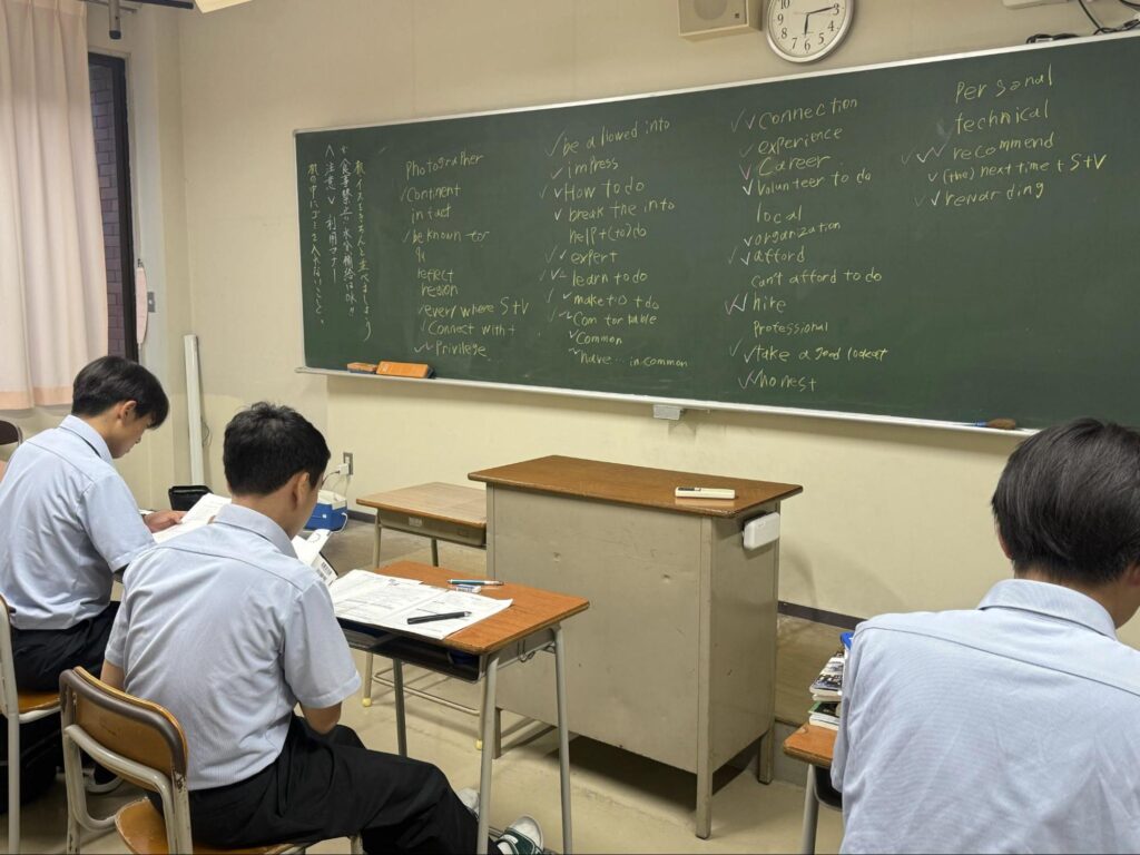 定期考査期間中の放課後、学習室で勉強する1年生