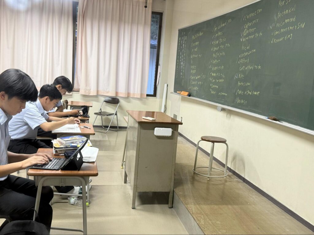 定期考査期間中の放課後、学習室で勉強する1年生