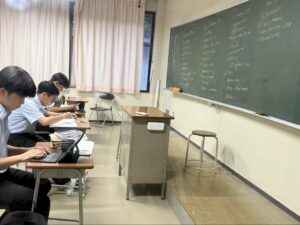 定期考査期間中の放課後、学習室で勉強する1年生