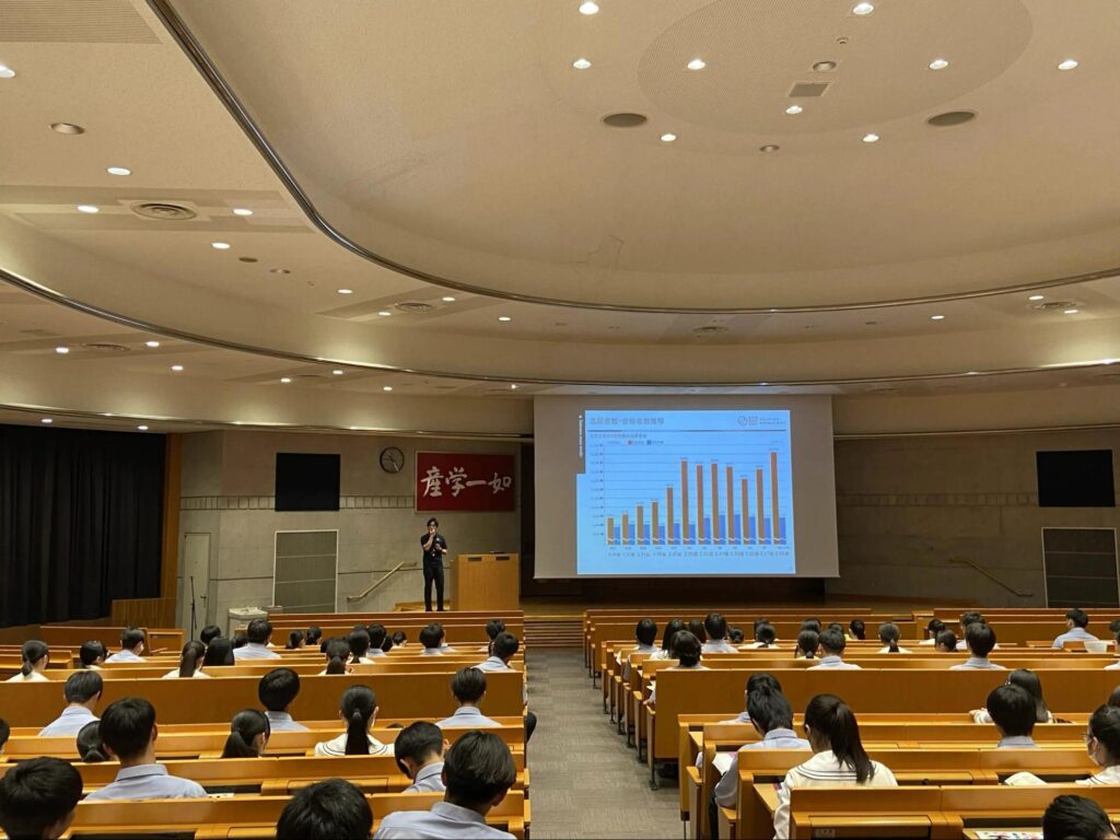 3つのグループが合同で訪れた九州産業大学