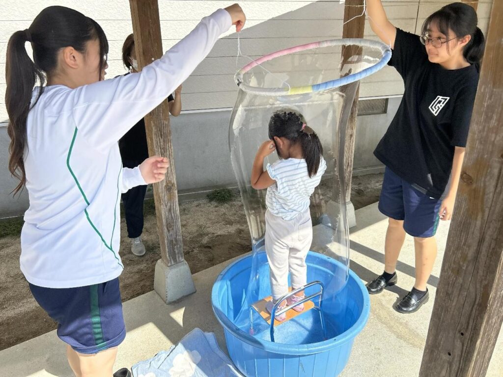 巨大シャボン玉の中に入っている園児
