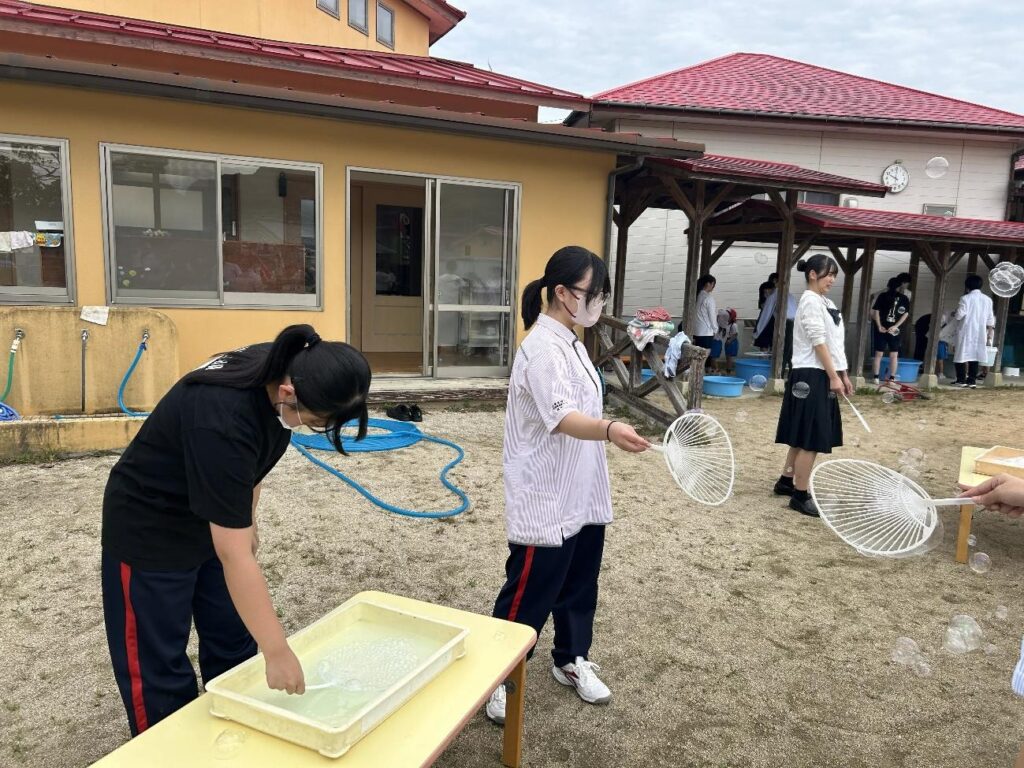 うちわを使ってシャボン玉を楽しむ様子